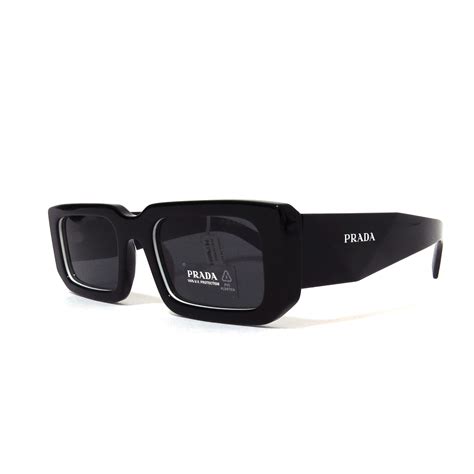 unas gafas de prada.